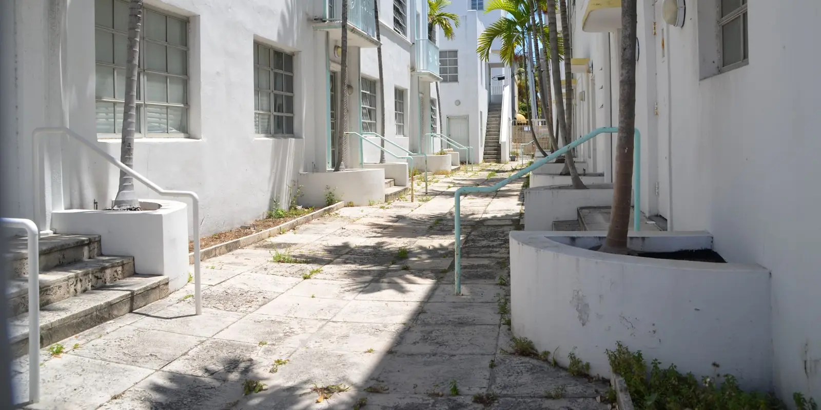 Plumber in Miami Beach: Art Deco buildings and palm trees